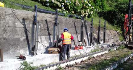 Uso di micropali precaricati per il consolidamento e messa in sicurezza di un muro di contenimento